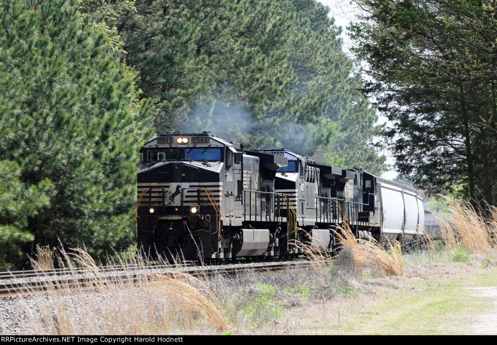 NS 9944 leads train 351-07 westbound